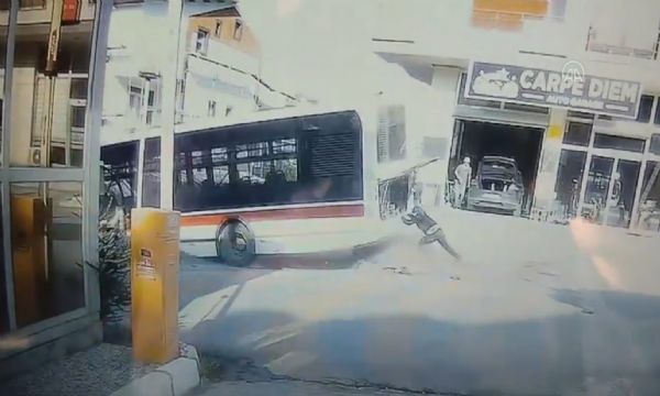 Otobüsü tutmaya çalıştı!